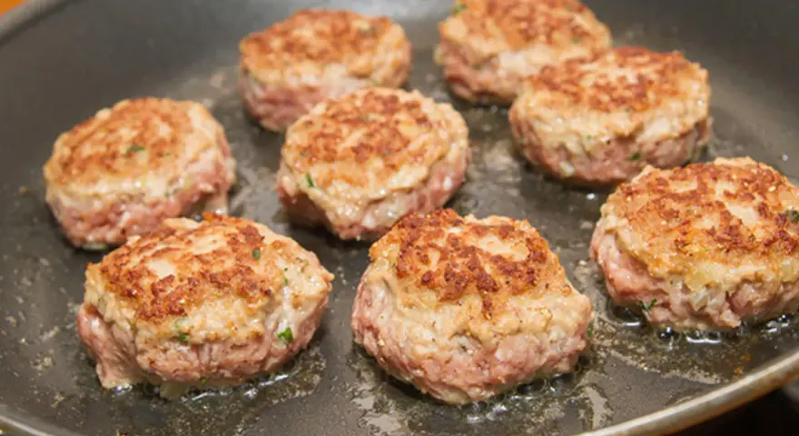 Sieben goldbraun gebratene Buletten in einer Pfanne. Ein klassisches Buletten Rezept, das duftet!