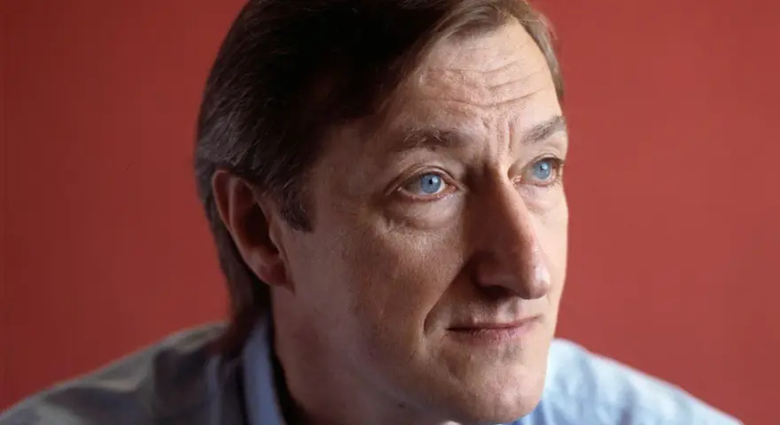 Julian Barnes, med sina blå ögon och rynkor som vittnar om livets gång, blickar ut mot horisonten.