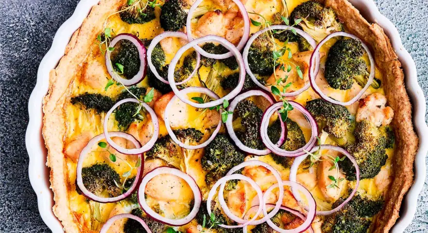 En gyllene kycklingpaj med broccoli, rödlök och örter. Ett perfekt paj recept för middagen.