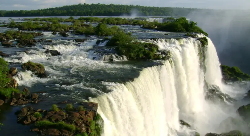 Impresionantes saltos de agua de los ríos de Argentina, con vegetación exuberante y rocas cubiertas de musgo.