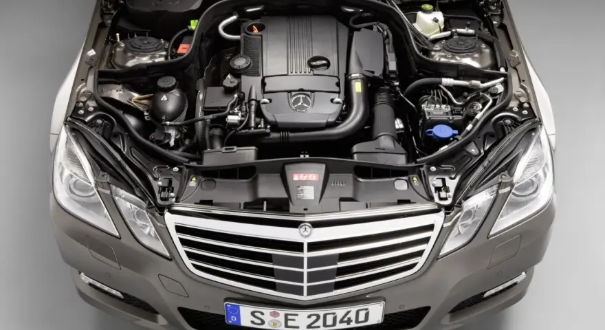 Otwarta maska Mercedesa E-klasy ukazuje serce pojazdu – jeden z najlepszych silników Mercedesa.