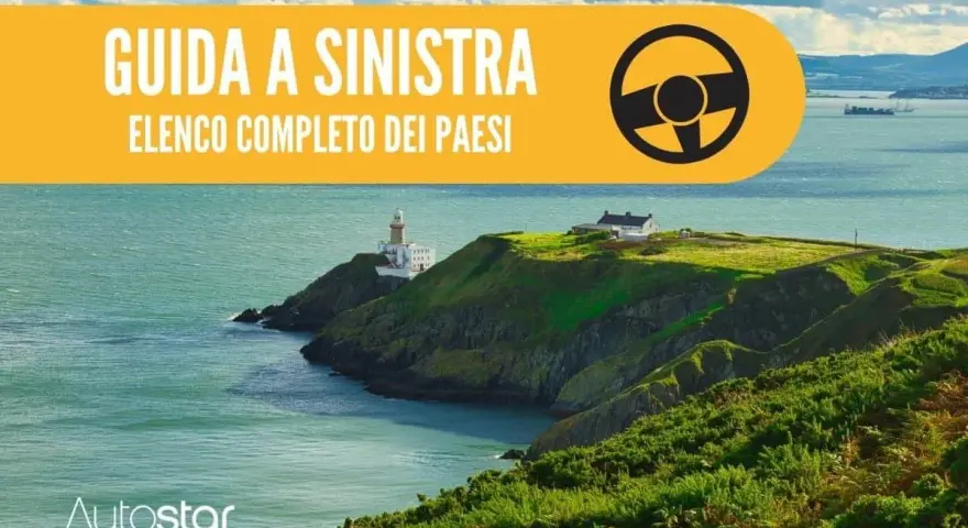 Guida a sinistra paesi: elenco completo. Paesaggio costiero con faro e case su una scogliera verde.
