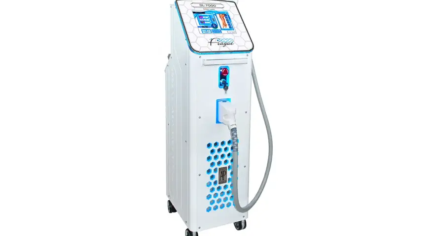 Profesjonalny laser do depilacji DL-7000 z dotykowym ekranem, gotowy do zabiegów w salonie kosmetycznym.