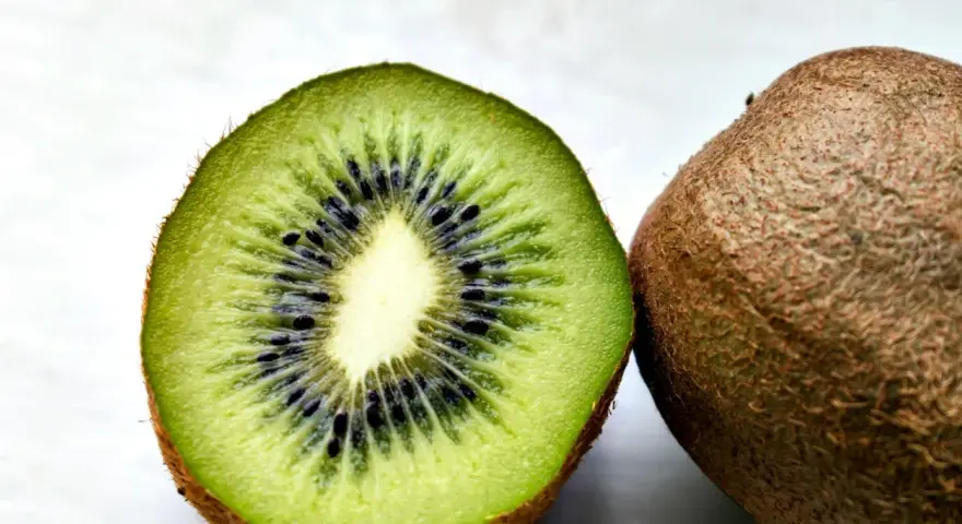 Czy pies może jeść kiwi? Bezpieczne sposoby na zdrowy przysmak