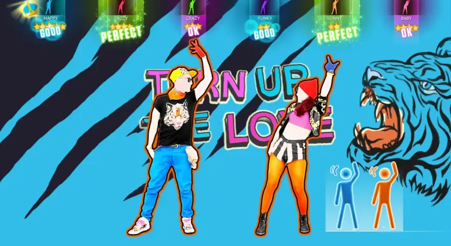 Dos bailarines en pantalla de Just Dance 2014, con puntuaciones y el título "Turn Up The Love". ¡Perfecto para disfrutar de las canciones!