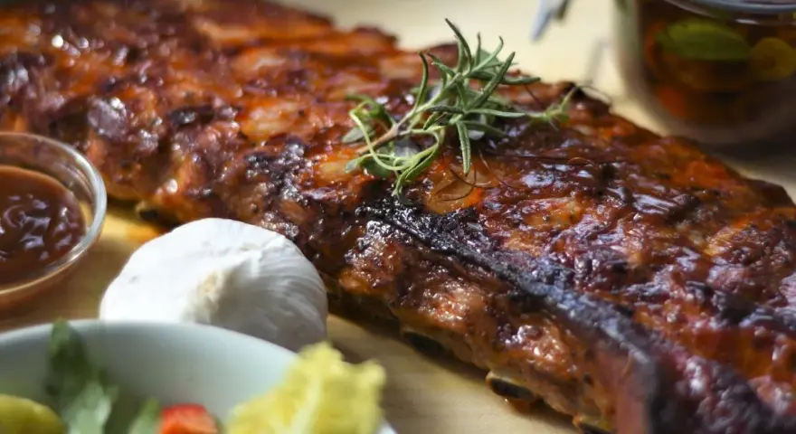 Pieczone żeberka z sosem barbecue, czosnkiem i sałatką.