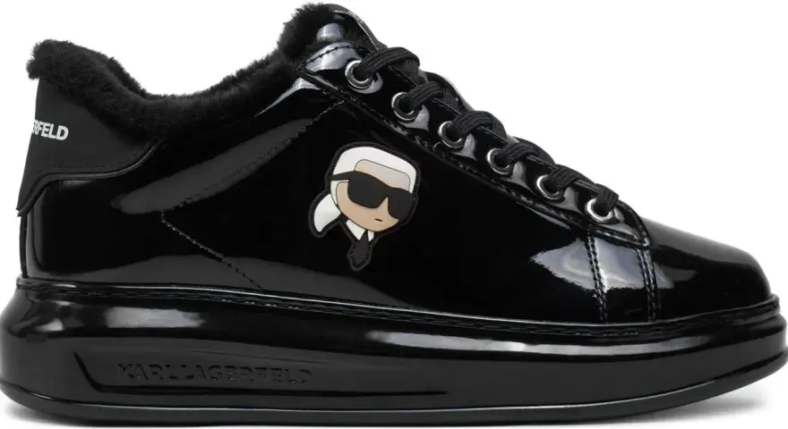 Czarne, lakierowane sneakersy damskie Karl Lagerfeld z futerkiem i kultową postacią projektanta.
