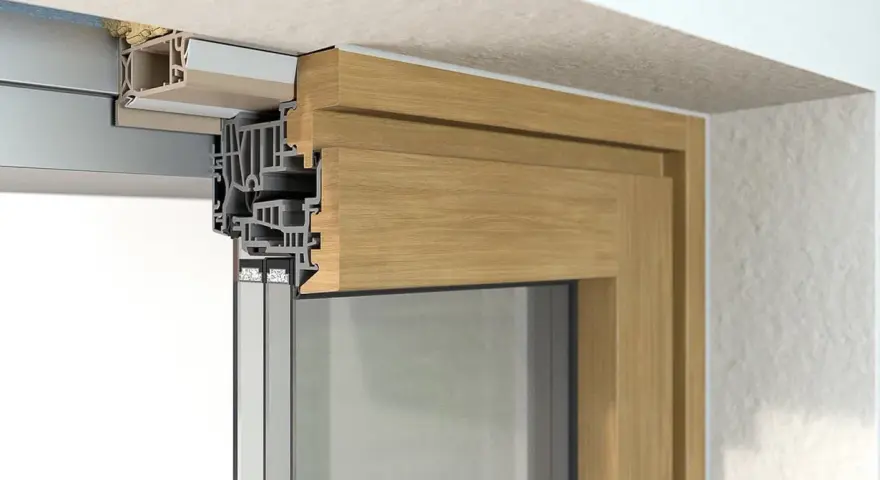 Detailansicht: So wird ein Fenster fachgerecht eingebaut. Holz-Alu-Konstruktion mit Mehrfachverglasung.