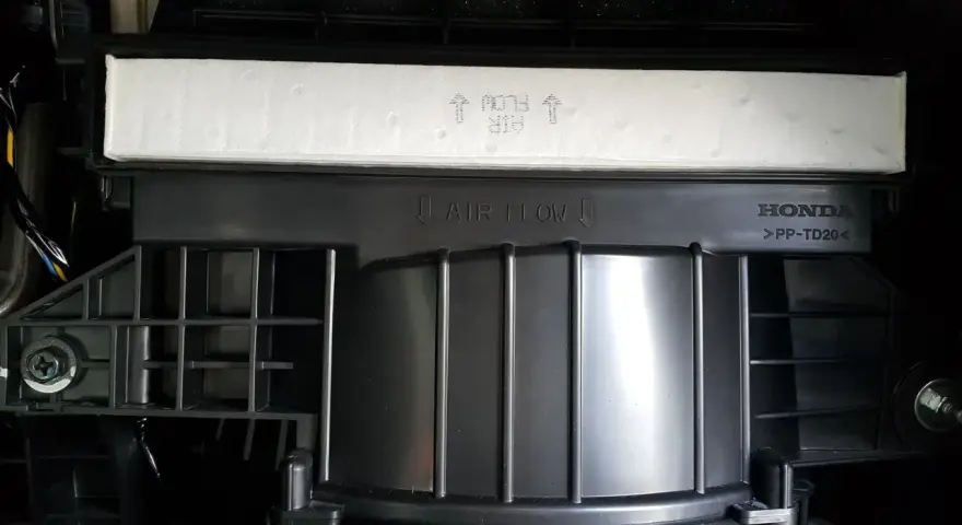 Filtr kabinowy Honda z oznaczeniem "AIR FLOW" zamontowany odwrotnie.