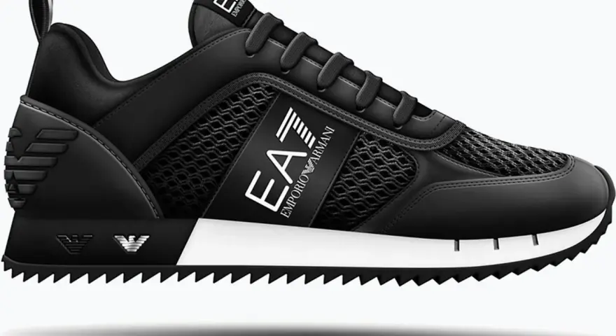 Stylowe, czarne buty Emporio Armani z siateczką i białym logo EA7. Idealne do miejskich stylizacji.