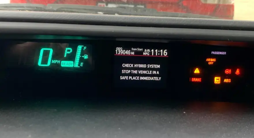 Na desce rozdzielczej świeci się komunikat "CHECK HYBRID SYSTEM STOP THE VEHICLE IN A SAFE PLACE IMMEDIATELY".