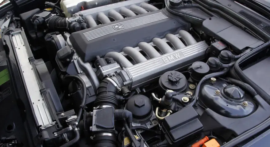 Silnik V12 BMW, potężna maszyna gotowa do drogi.