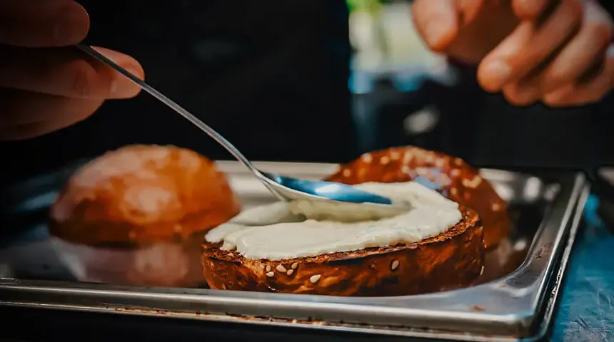 Jakie sosy do burgera? Odkryj smaki, które zachwycą podniebienie