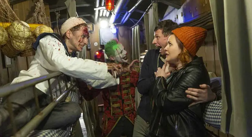 Schrecken in der Bavaria Filmstadt: Ein blutverschmierter Seemann und ein Clown erschrecken ein Paar. Ein gruseliges Halloween-Erlebnis.
