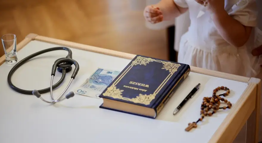 Klucze na roczek: stetoskop, pieniądze, książka, długopis i różaniec. Symbolizują przyszłość dziecka: zdrowie, bogactwo, wiedzę, pracę i wiarę.
