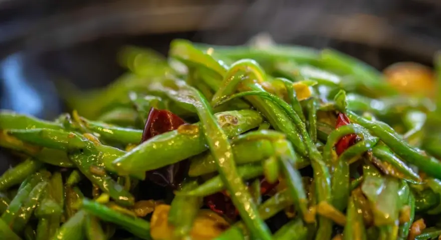 Haricots verts sautés avec des piments rouges, une recette simple et savoureuse.