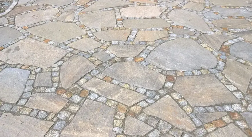 Jaką kostkę granitową na podjazd wybrać, by uniknąć kosztownych błędów?