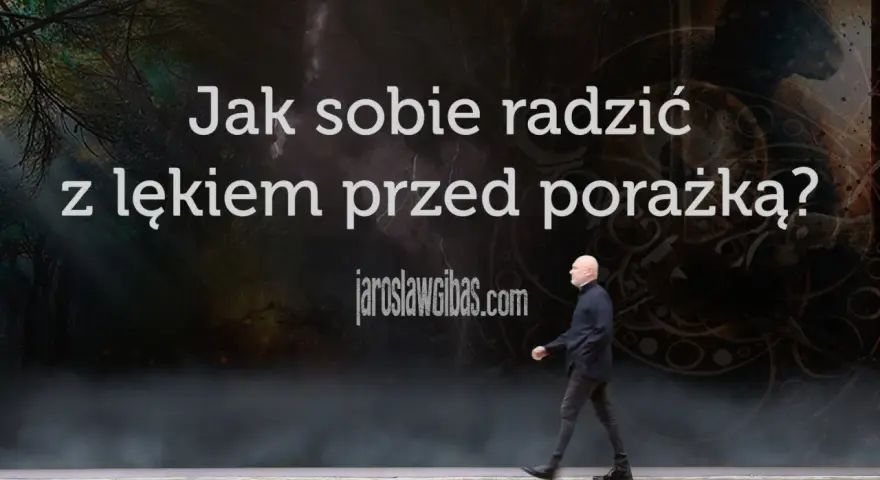 Mężczyzna idzie przez mgłę, pokonując lęk przed porażką. Napis: "Jak sobie radzić z lękiem przed porażką?".