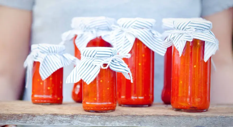 Słoiki z domowym ajwarem, idealnym do kanapek, mięs i jako dodatek do dań. Pytanie: ajvar do czego? Do wszystkiego!