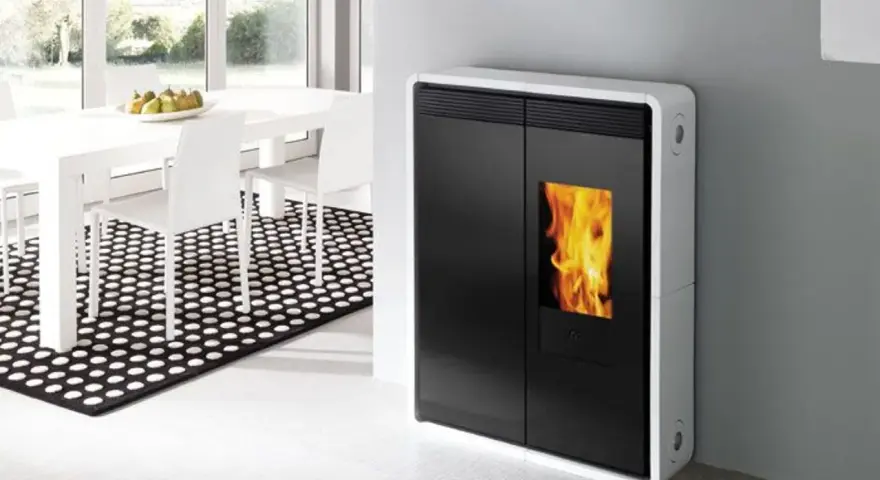Estufa moderna de calefacción de pellets con llama visible, junto a un comedor minimalista.