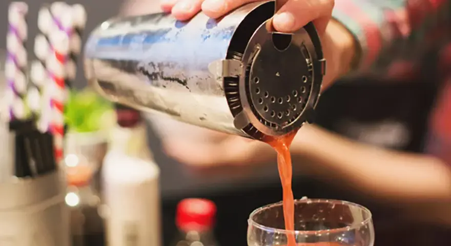 Ile kosztuje barman na wesele? Sprawdź ceny i ukryte koszty