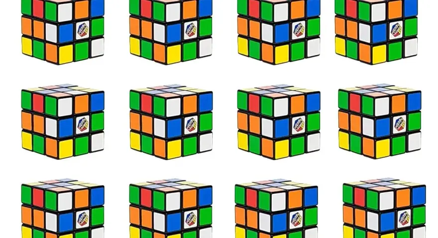 Tolv Rubiks kub-pussel i olika färger, redo för snabb lösning.