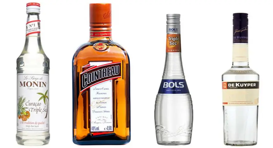 Butelki likierów: Monin Curacao Triple Sec, Cointreau, Bols Triple Sec i De Kuyper. Triple sec to pomarańczowy likier.