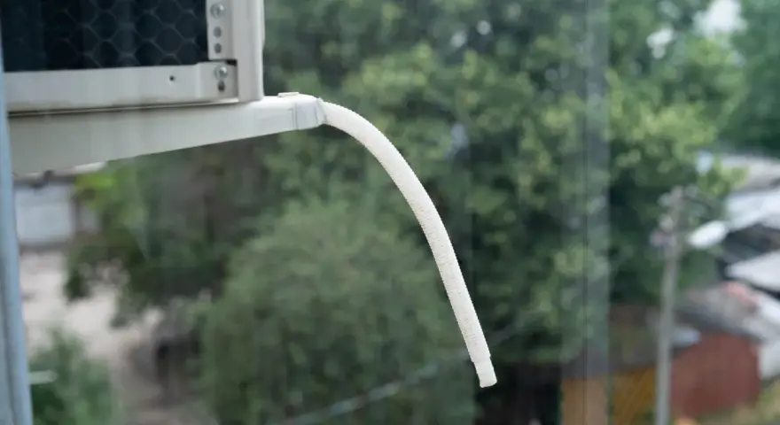 Tubo di scarico del climatizzatore, da cui gocciola acqua. Attenzione, l'acqua del climatizzatore è tossica e può danneggiare le superfici.
