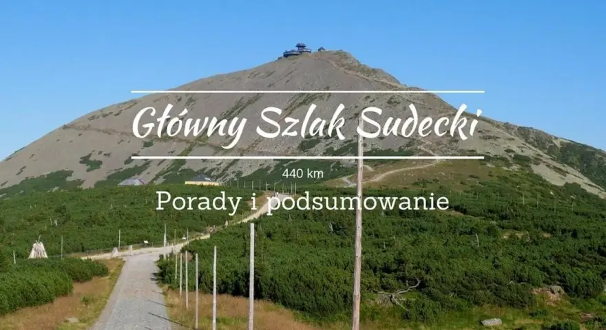Główny szlak sudecki etapy: Śnieżka wita wędrowców. Długi, kamienisty szlak prowadzi przez zielone zbocza.