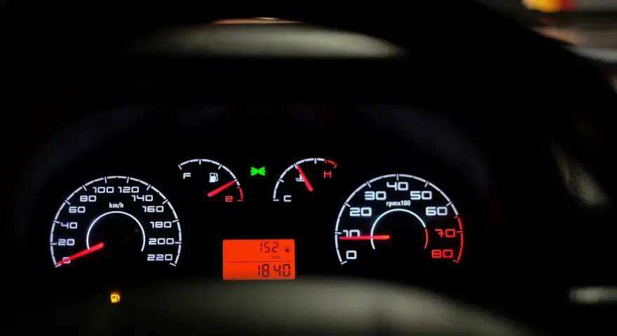 Tacho zeigt 152 km/h. Innerorts sind 50 km/h erlaubt. 21 kmh zu schnell innerorts – das wird teuer!