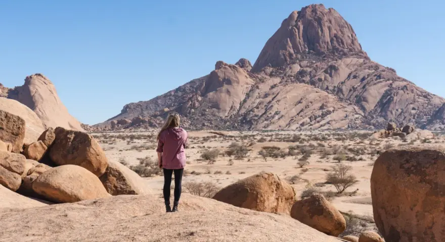 Kobieta podziwia pustynny krajobraz Namibii. Sprawdź ceny wycieczek!