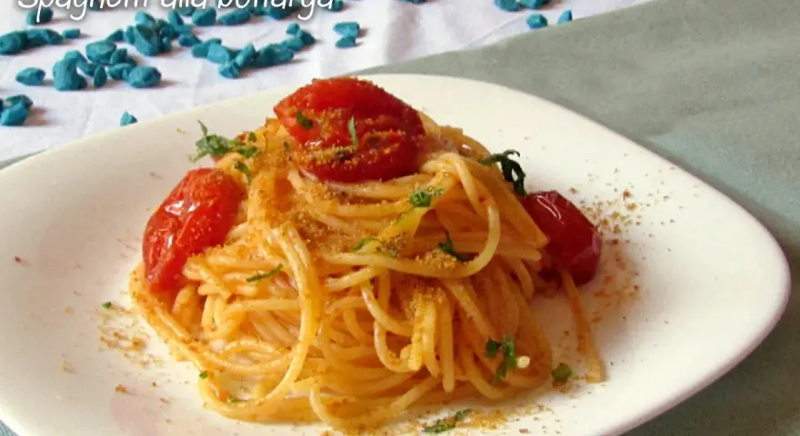 Spaghetti alla bottarga con pomodorini e prezzemolo, un piatto saporito e profumato.