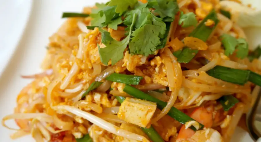 Pyszne pad thai z kurczakiem, krewetkami, tofu i świeżą kolendrą.