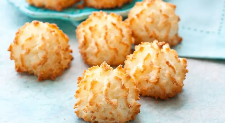 Deliciosas sultanas de coco doradas y crujientes, perfectas para un postre o merienda.