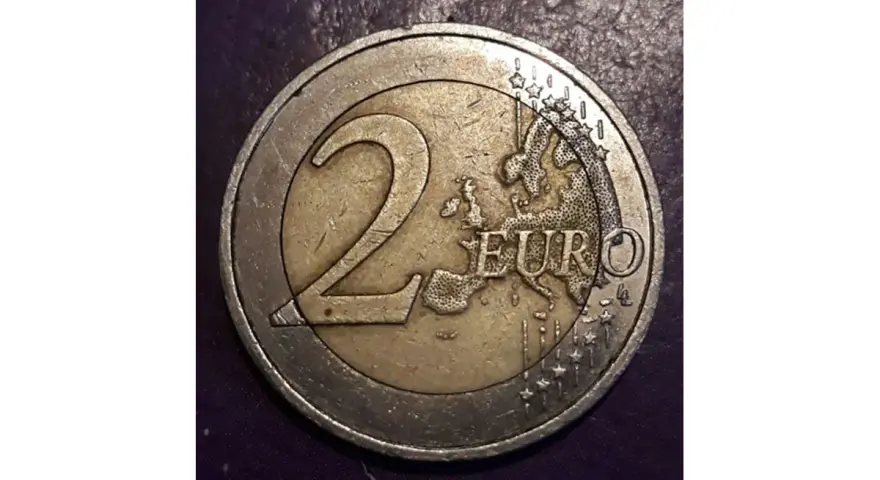 Une pièce de 2 euros, peut-être la plus rare, avec le chiffre 2 et la carte de l'Europe.