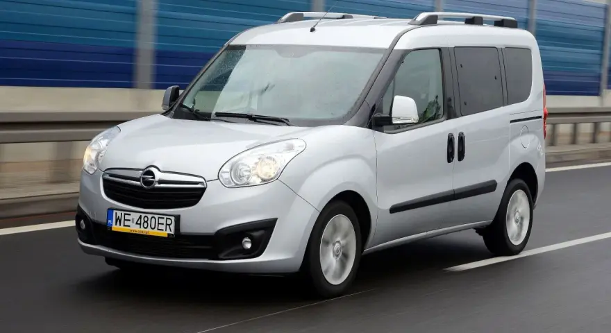 Srebrny Opel Combo 1.3 CDTI z bagażnikiem dachowym jedzie po autostradzie.