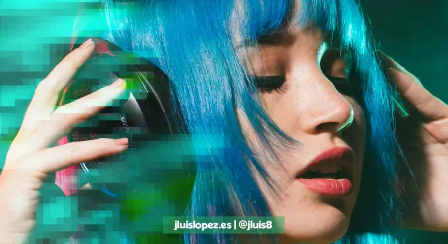 Chica con pelo azul y auriculares, inspirada por la música libre de derechos para videos gratis.