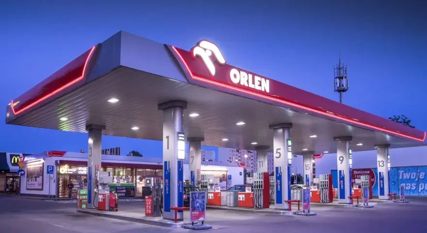 Stacja Orlen nocą. Gdzie kupić orlen e-toll? Na stacji Orlen znajdziesz wszystko, czego potrzebujesz w podróży.