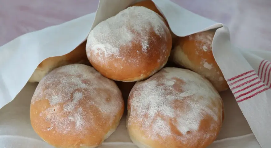 Nybakade frallor, perfekta för frukost eller fika. Här är ett enkelt frallor recept för hembakat bröd.