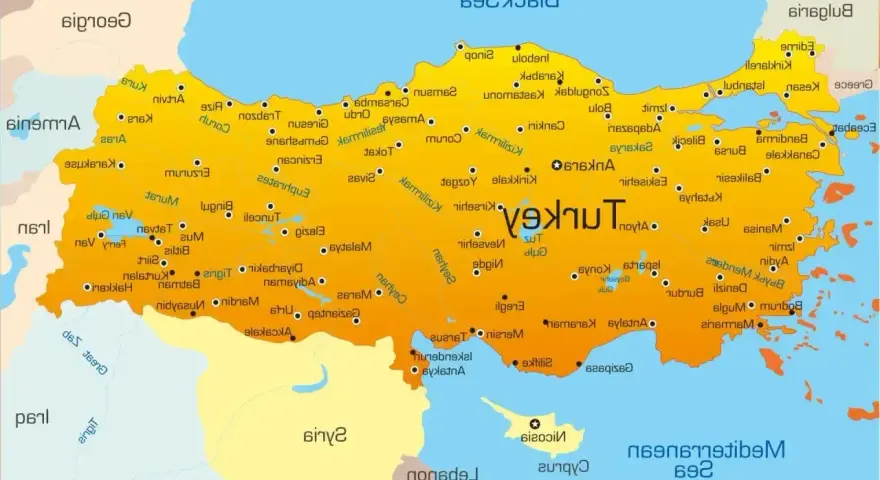 Mapa pokazuje, gdzie leży Turcja, otoczona przez Morze Czarne, Morze Śródziemne i sąsiadująca z Grecją, Bułgarią, Gruzją, Armenią, Iranem, Irakiem i Syrią.