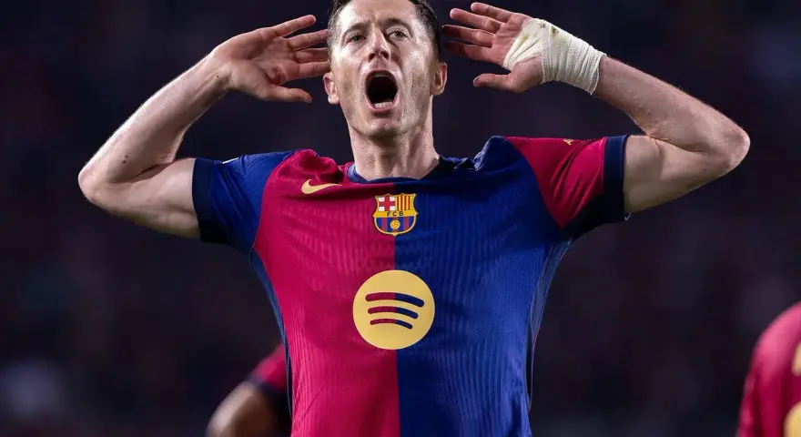 Robert Lewandowski, jeden z najlepszych strzelców Barcelony, świętuje bramkę.
