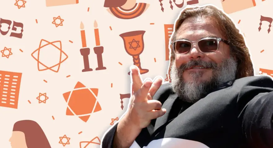 Jack Black z gestem "rock on" na tle symboli żydowskich. Czy Jack Black ma polskie korzenie?