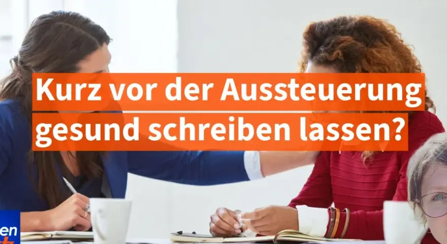 Zwei Frauen sprechen über das Thema "Kurz vor der Aussteuerung gesund schreiben lassen?". Eine legt tröstend die Hand auf die Schulter der anderen.