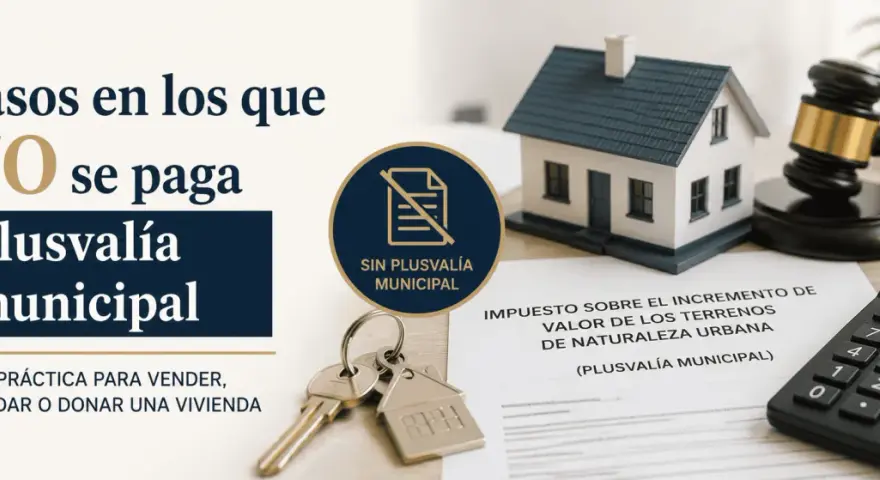 Guía sobre casos en los que NO se paga plusvalía municipal. Incluye casa modelo, martillo de juez, llaves y calculadora.