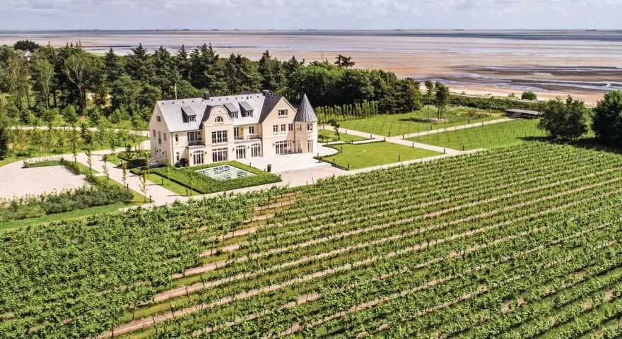 Prachtvolles Anwesen mit Weinbergen am Meer. Ein Weingut in Schleswig-Holstein, das Luxus und Natur vereint.