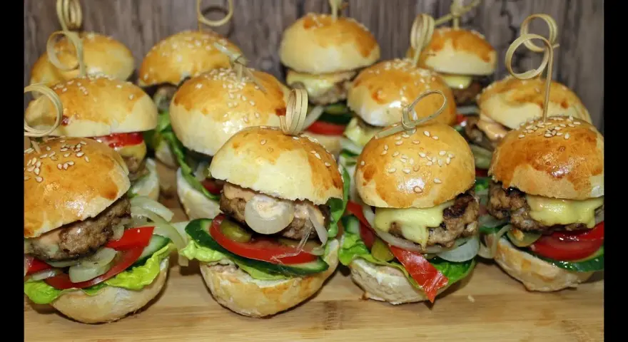 Mini hamburgery: przepis na idealne slidery, które zachwycą gości