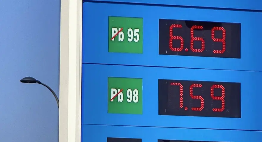 Cena benzyny 98 na tablicy to 7.59. Obok widnieje cena benzyny 95 za 6.69.