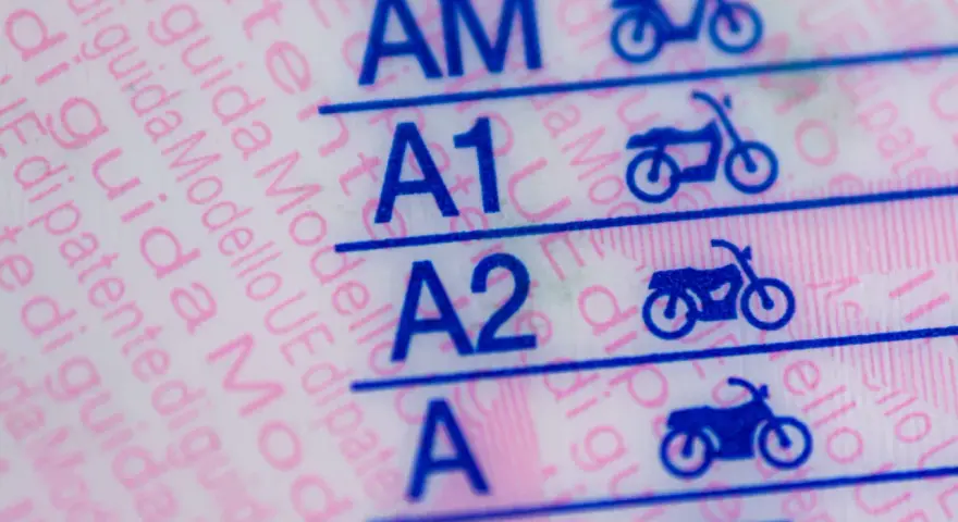 Patente di guida con categorie AM, A1, A2, A. Questo dimostra che gli autistici possono guidare, ottenendo la patente per veicoli a motore.