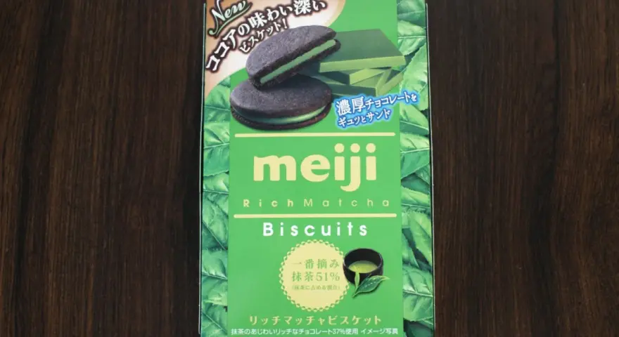 Pudełko Meiji Rich Matcha Biscuits – idealne, co przywieźć z Japonii do jedzenia. Czekoladowe ciastka z kremem matcha.