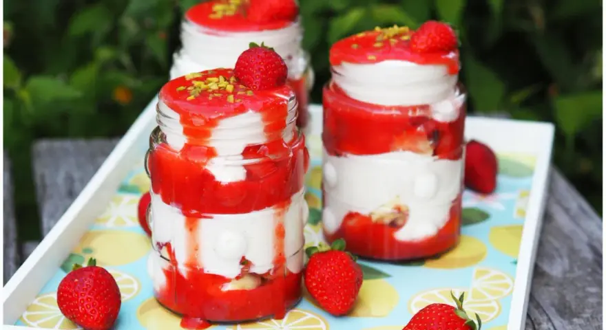 Erdbeer Tiramisu im Glas, geschichtet mit cremiger Mascarpone und frischen Erdbeeren, garniert mit Pistazien. Ein sommerlicher Genuss!